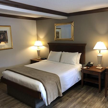 Talbot Trail Inn & Suites Leamington Esterno foto