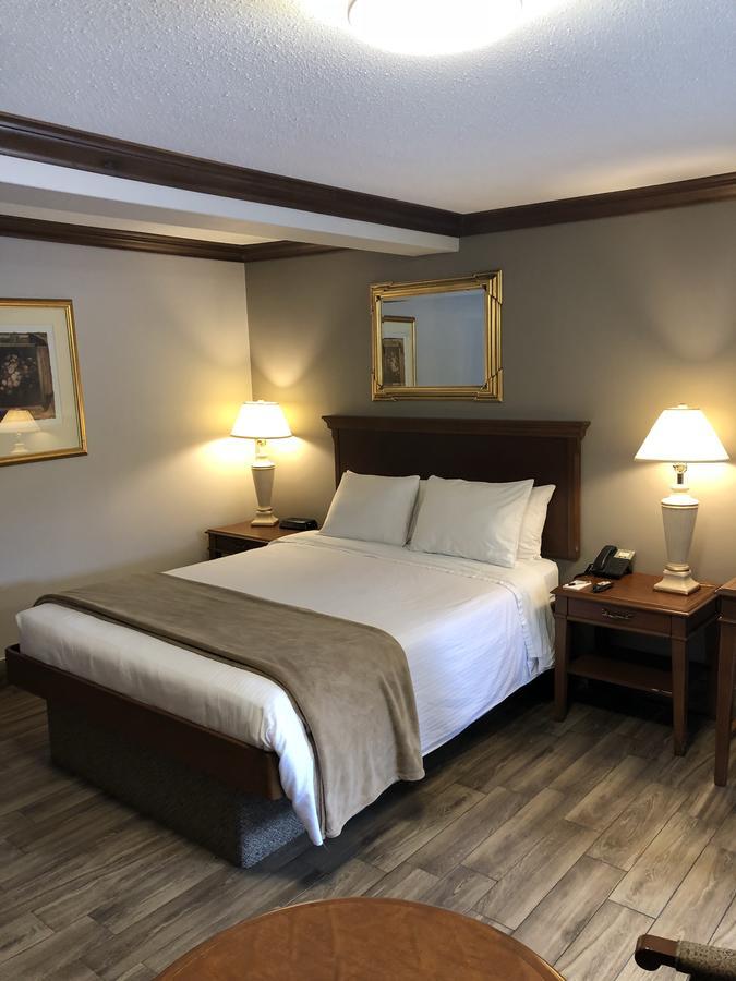 Talbot Trail Inn & Suites Leamington Esterno foto