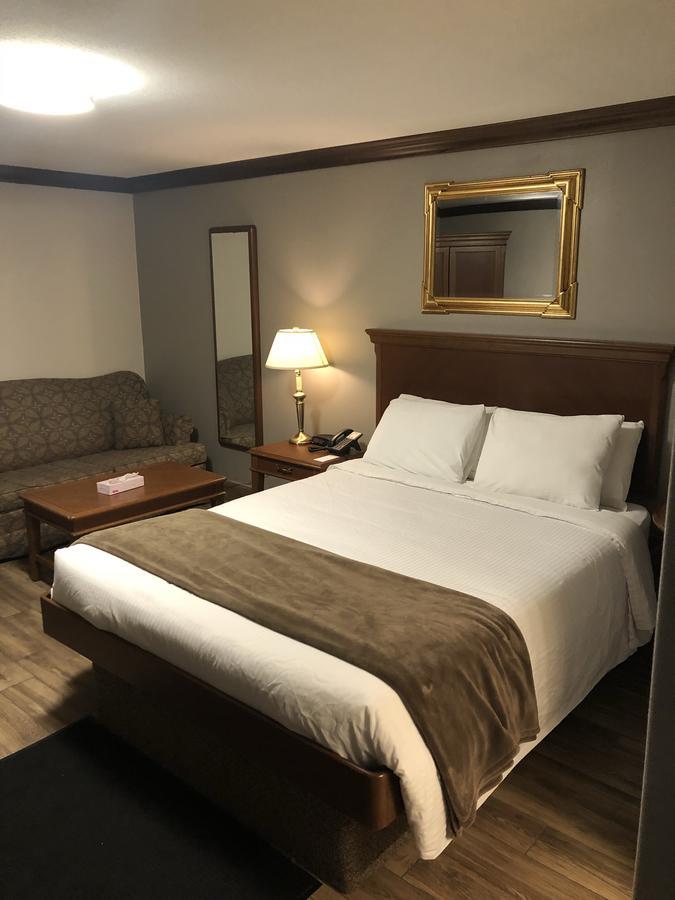Talbot Trail Inn & Suites Leamington Esterno foto