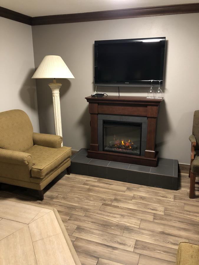 Talbot Trail Inn & Suites Leamington Esterno foto