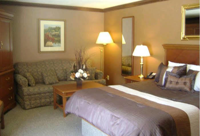 Talbot Trail Inn & Suites Leamington Esterno foto