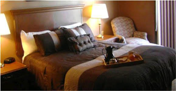 Talbot Trail Inn & Suites Leamington Esterno foto