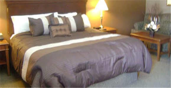 Talbot Trail Inn & Suites Leamington Esterno foto