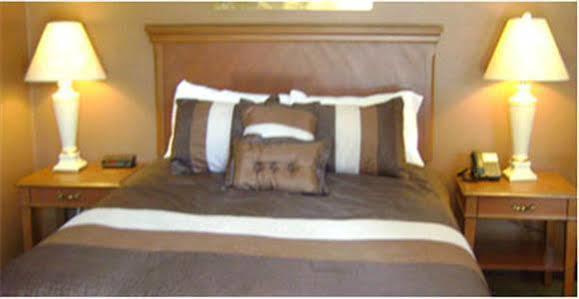 Talbot Trail Inn & Suites Leamington Esterno foto