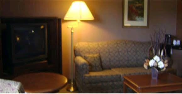Talbot Trail Inn & Suites Leamington Esterno foto