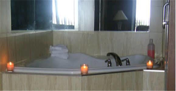 Talbot Trail Inn & Suites Leamington Esterno foto