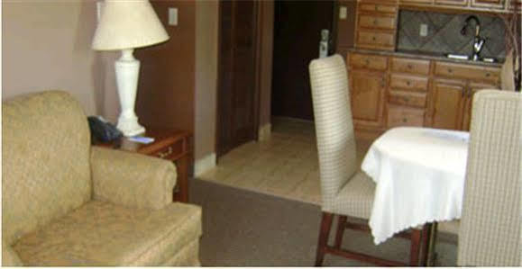Talbot Trail Inn & Suites Leamington Esterno foto